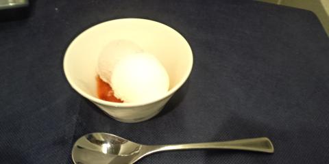 デザート
このあと、カツサンドも追加注文
めったに乗らないビジネスだから、ただで頼めるものは全部行ってまえ！
という貧乏根性丸出し・・・

夕食後は腹ごなしに1時間ストレッチしました。