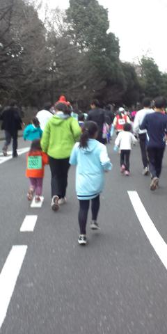 ファミリーラン2km
神宮外苑を疾走する(?)娘