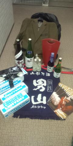 チャリティー募金でゲットした品の数々
日本酒5種、本革製キャリーケース、「男山」前掛け、ハンドメイドジャケットにくわえ、何故か元日本代表(同志社→神戸製鋼）林敏之サイン入りラブビーヘッドキャップ(これは、誰も応札せずRORYが引き取りました・・・）