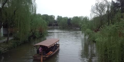 古くは隋の時代から水路が作られたそうですが、この公園自体は清の時代のものらしい