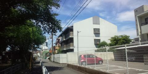 ここに木造平屋建ての小さな家が並んでました