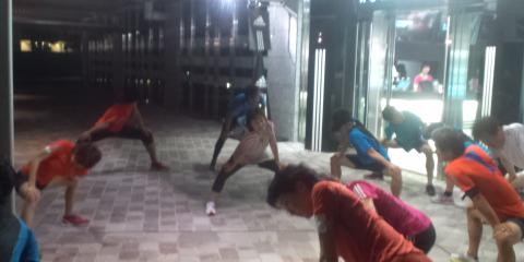 彼女を中心にJOG後のクールダウン
（本当は左端のハリアーズTコーチがリードしている・・・）