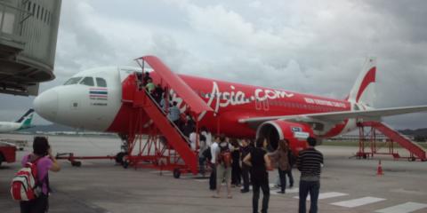 Penang→Bangkokは格安航空なので、機内食はなし
コストカットのためにブリッジも使わず、タラップを上らされる