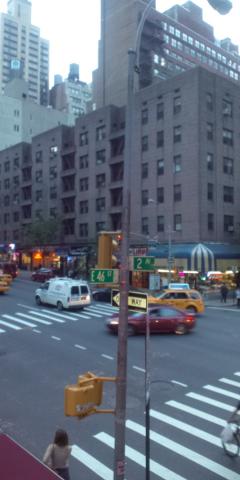 レストランのテラスから
欧州でも屋外でよく食事したが、摩天楼の下、というのは初めての体験！