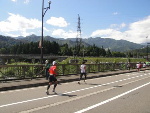 12.5km地点
この時点では、まだぎりぎり元気を保っていましたが・・・

向こうの山はおなじみの苗場