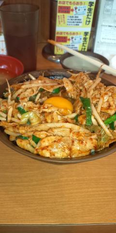 真ん中にくぼみを作り、生卵を割ります
そして、グチャグチャっとかき混ぜガッツリ食します
激辛が生卵でまろやかに

ドMな皆様も如何!?