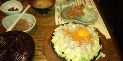 実は、さっきのは部下の注文
僕はスタミナ焼き定食（唐揚1枚付き）820円也
唐揚2枚もらったので、満腹
おまけに、事務所に帰ってきたら、女の子が三越から大判焼きを買ってきていてそれも平らげた・・・（爆）