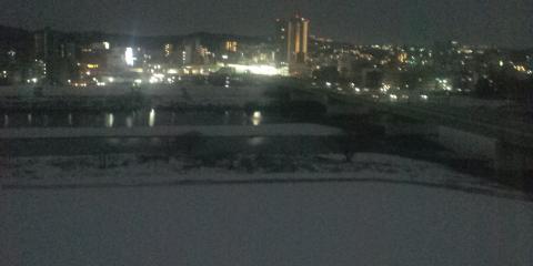 今朝の多摩川
大分雪が融けてきました
昨夜は向こう岸が見えない位の大雪でしたが、
それでも、明日くらいまで走れないかなあ・・・