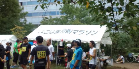 受付テント
ここで、1500円(次回から1000円)を支払い、ゼッケンとバーコード付リストバンドを受け取る。
ゼッケンは固有番号となっていて次回以降も有効。
ＲＯＲＹは「7560」を頂きました