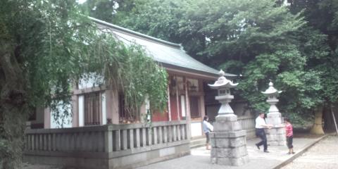 小さな神社にて
赤ちゃんのお宮参りをする家族