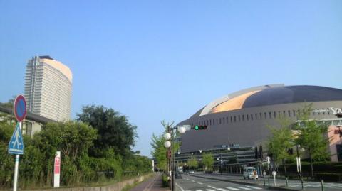 ヤフードームの横を抜け海へ