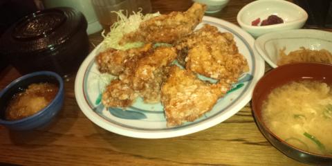 ＜2日13時追加>

今日の昼はたんぱく質補給ぅ
室町「串衛門」の鶏唐揚定食、800円也
もも肉の枚数を6枚までチョイスできる
1枚120-150gはあるから800gくらい!?