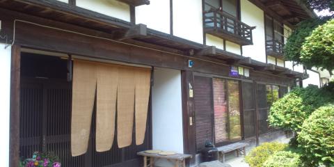 自宅を改装したお店
昔は二階で養蚕してたんだろうなあ・・・

この店は、母親の趣味だった手打ち蕎麦を振舞うことに由来していて、娘さんが数年前に開業したらしい
その店主はまだ３０前でむっちゃ美人！