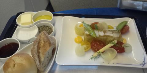 前菜はシーフード5種と野菜のジュレ