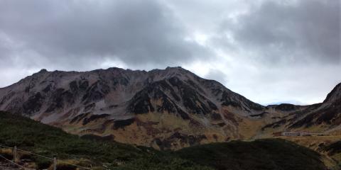 室堂(2450m)から立山連峰(右端が雄山3003m)を仰ぐ