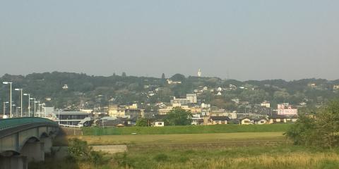 烏川に出ると向こう岸の山に高崎観音～
