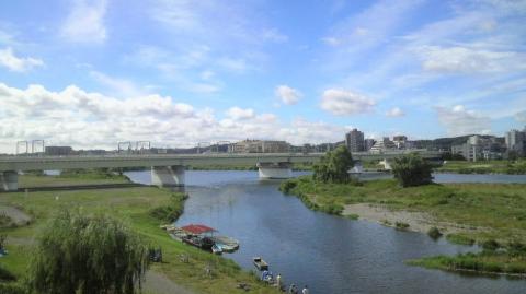 多摩川水道橋より。
新宿から25分でのどかな風景。
青くて秋の空だが、台風からの南風が強い