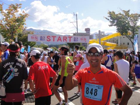 スタート１０分前
開会式そっちのけで１:３０-１:４５ブロックの最前列に陣取る
１:３０切りのブロックには「あんたら、どう見ても２：００超やんけ」という集団がいましたが、RORYも人様のことは言えませぬ・・・

参加者は3,600名
東京組が最多で1,100名だとか
