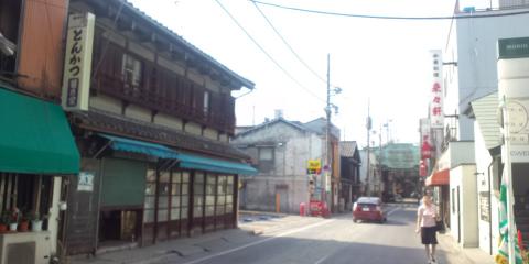 旧城下町
左の旧家は氷屋
右奥に「高崎銀座」のアーケード