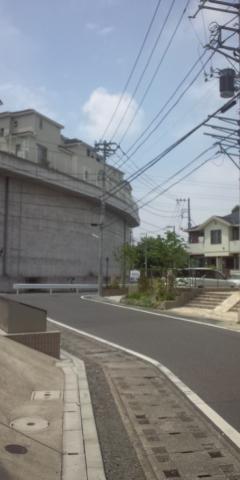 新百合ヶ丘に向かう途中
こんな開発地には住みたくないなあ・・・
地震や大雨でどうなるの？