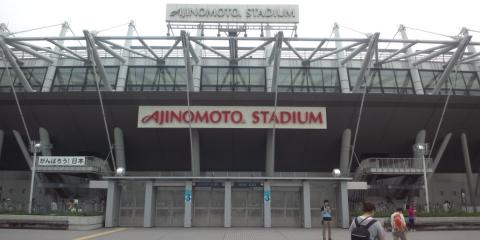 味の素スタジアム正面
東京陸連の帖佐理事長の挨拶だと、来年は東マラ関連イベントを毎月やるそうだ。
その時はこことお台場を本拠に10kやハーフマラソンを企画すると宣言。ここは家から近いから贔屓にしよう！