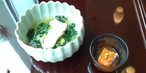 菊の花と三つ葉の和え物、松茸のせ