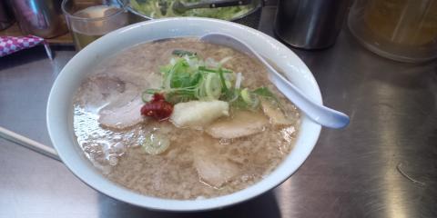 雪のちらつく競技場を出て、ホープ軒で暖を取る
このチャーシュー麺には30年間お世話になってます。