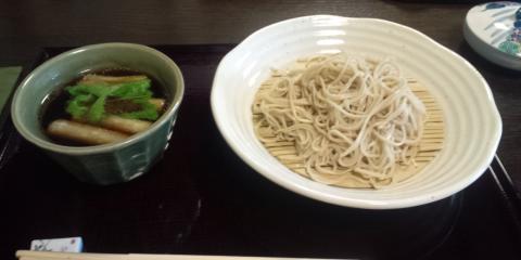 手打ち蕎麦は鴨肉の入ったこくのあるつゆといただく
今日は店主の手打ちは母親に合格点をもらったらしいが、まだ気の許せる客にしか出せないのだとか