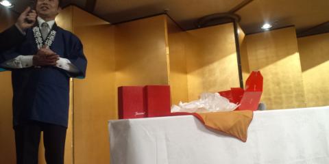 吉兆宝山、天使の誘惑などを醸造する西酒造社長からは「宝山」ロゴ入りバカラ製グラスが出品。15,000円で落札、欲しかったなあ・・・