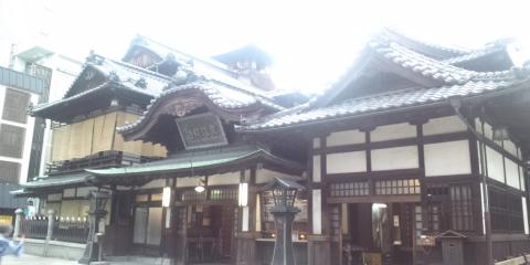 道後温泉本館
いわゆる「坊ちゃんの湯」
6時から空いているので、入って来れば良かった・・・