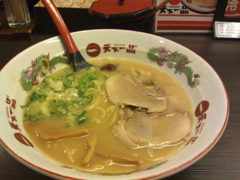 つくばにも支店があるので別に食べなくてもよい天一。ついつい大阪にくると食べたくなるのはなぜだろう。。。こうしてみると、栄養がかたよってる。朝はコンビニだし。