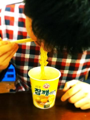 ソウルで買ってきたセサミヌードルを食べるTS君。
彼はこうして脳の疲労を予防しているのか！？
いやいや、彼は日常生活で体や脳を使っているようには見えない。
余分な脂質・糖質は脂肪として蓄積されることを忘れてはいけない。。。