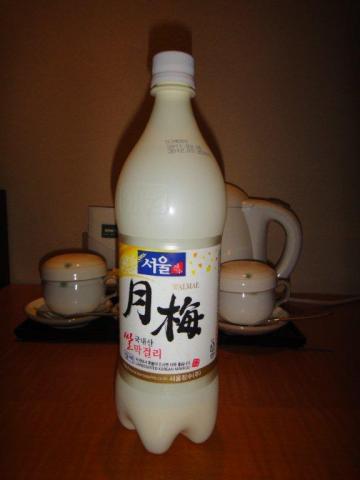 マッコリ。1Lも入っているくせに150円ぐらいなんですよ～。もう止められない止まらない～。明日は走らなくてもいい～。なんでこんなに美味しくて安いの？？？