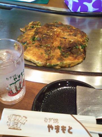 今日は梅田のエストにあるスジ肉入りのネギ焼きをいただきました。1150円。こなものがどうしても多くなるな。