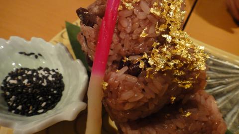 金粉がかかったお赤飯、長寿のお祝いにサービスしてくださいました。