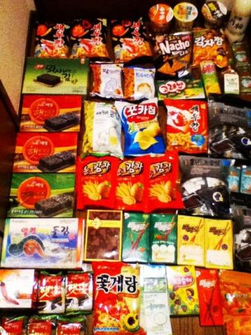 スナック好きの私は、海外にいくとだいたいこうなります。スーツケースの半分はお菓子。地元のスーパーとかコンビニとか楽しくてたくさん買っちゃいます。お土産もこんなのですが。。。ミッキーさん韓国海苔食べる？