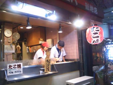 昨日深夜に腹が減って北新地で購入したたこ焼き。ソースもかつおぶしもかかってないけど、中に味がしみてておいしかった。10個500円。