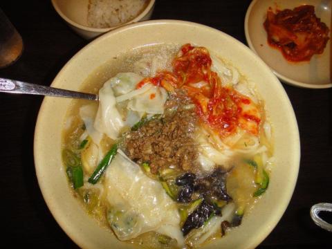 日本でも有名な明洞餃子。韓国風うどん（カルクッス：写真）と餃子（マンドゥ）がうまい！
