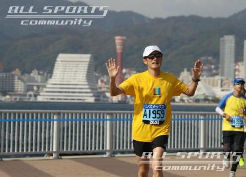 ポートアイランドの中。海の向こうにポートタワー。神戸らしい一枚。（39kmぐらい）