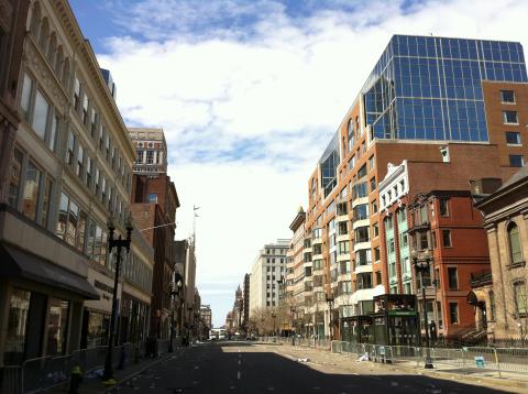 当たり前ですが、爆破翌日のBoylston Streetは封鎖されていました。その後、犯人が逮捕されて安心しました。