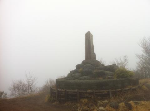 今日の足柄峠は途中の気温表示が4℃だったので、頂上は1~2℃か。晴れていれば富士山がドーンと見えるのですが、霧で何も見えず。