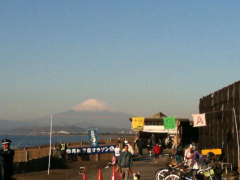 12/5の月例湘南のスタート・ゴール地点。今回は富士山がくっきり見えて気持ち良く走れました。