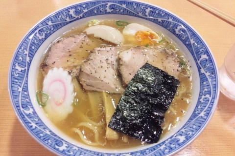 青葉の特性中華そば。いっただっきま〜っす♪