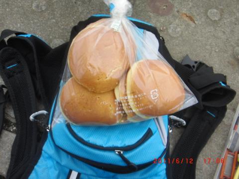 気配りさんからパンの差し入れ。とってもふんわりして美味しかったです。ありがとうございました。