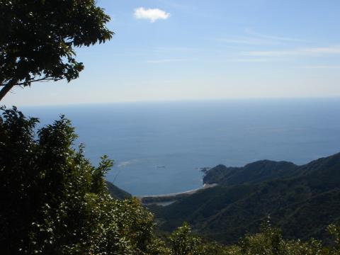 芦浜（かつて中部電力の原発が計画されていた）を望む。
気のせいか、水平線が丸く見える。地球の丸みだと思う。カメラのレンズのせいではなく、実際の目でも丸みをおびて見えた。