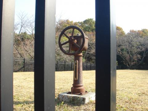 水源地のようだ。上にはバルブの開閉器のようなものがあった。