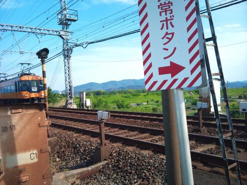 普段は電車の中からよく見る踏切。今日は逆だ。