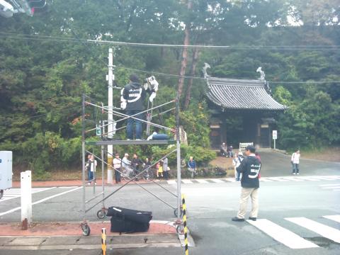 応援ポイントの神宮文庫黒門前。
左からやって来る。