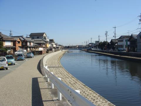 川下に向かって左岸をくだる。