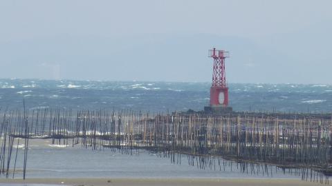 まるで真冬の日本海のように白波が立っている。